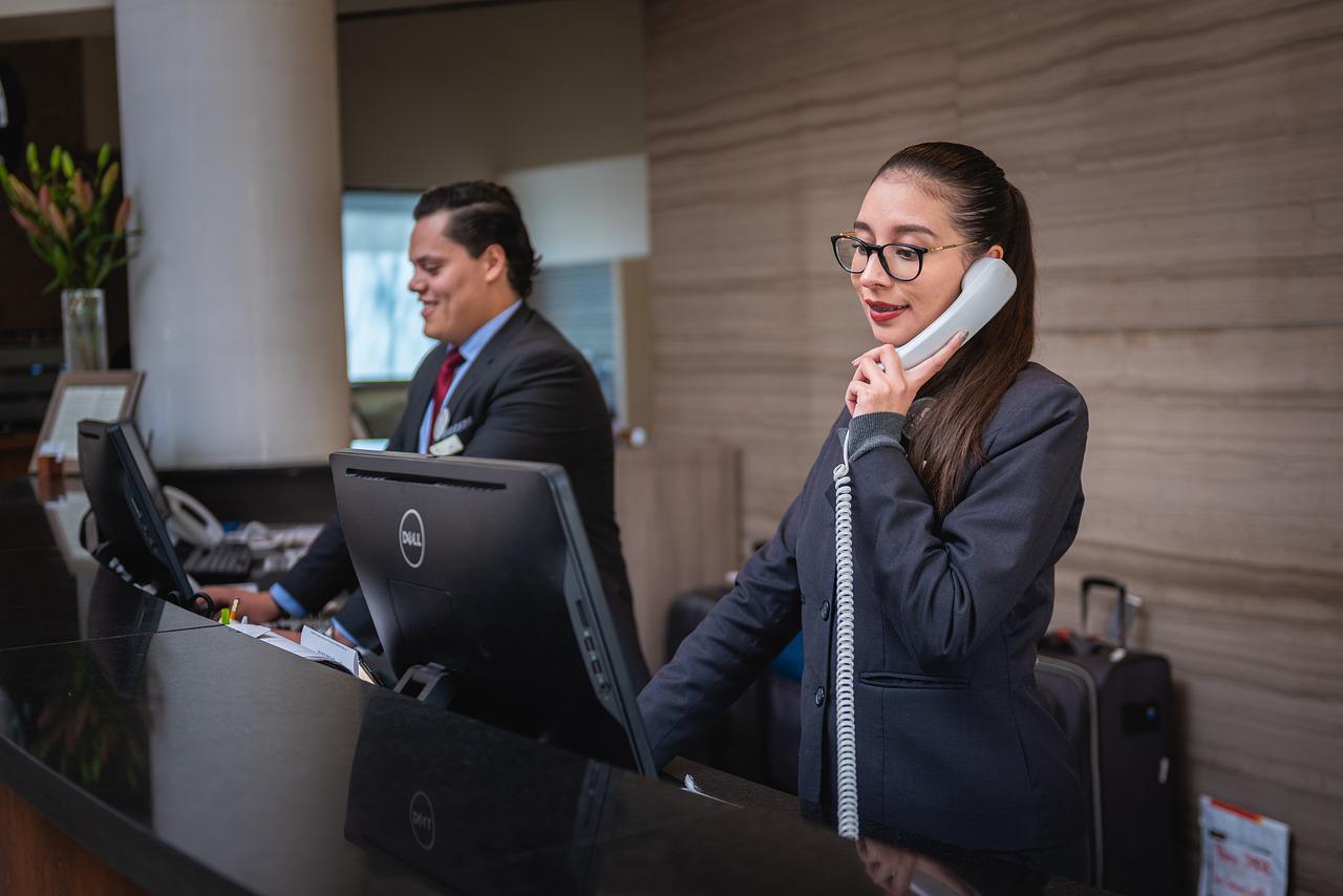 What is the difference between a receptionist and a front desk agent?
